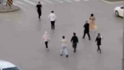 Bursa’da mendil satanlar ile bir sürücü arasında tartışma çıktı. Akan