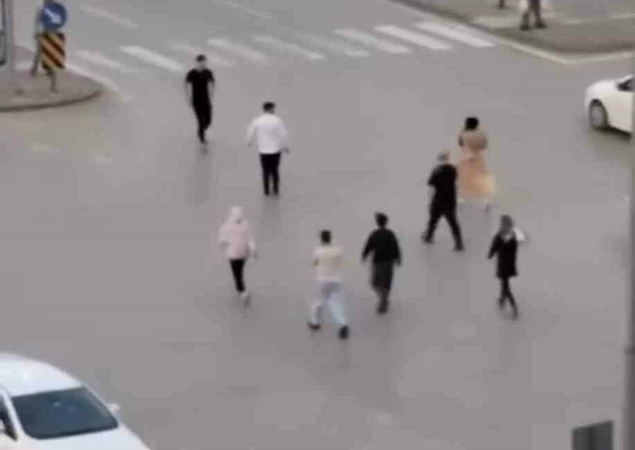 Mendilciler ile sürücü akan trafikte kavga etti Bursa’da mendil satanlar ile bir sürücü arasında tartışma çıktı. Akan