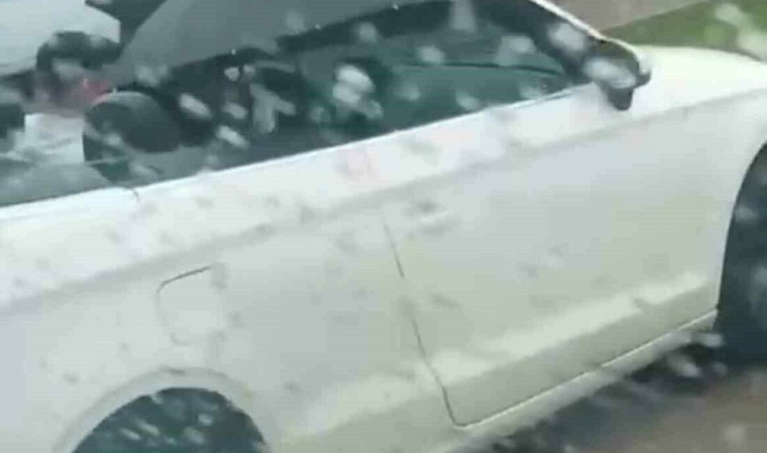 Milyonluk arabada ıslanmamak için şemsiye açtı Bursa’da şehir merkezinde üstü açık lüks spor aracıyla seyahat eden