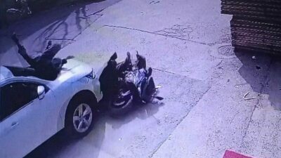 Bursa’nın İnegöl ilçesinde meydana gelen kazada otomobil ile çarpışan motosikletin