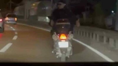 Bursa’da ters şeritte ilerleyen motosiklet sürücüsü, arkasına da yolcu aldı.