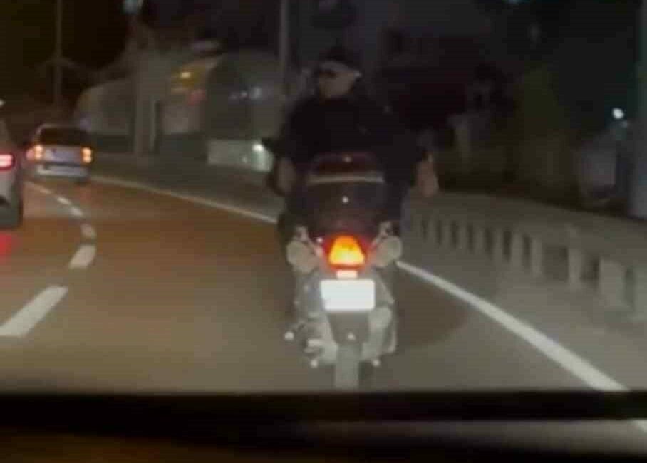 Motosiklete ters bindi, tehlikeli anlar kamerada Bursa’da ters şeritte ilerleyen motosiklet sürücüsü, arkasına da yolcu aldı.