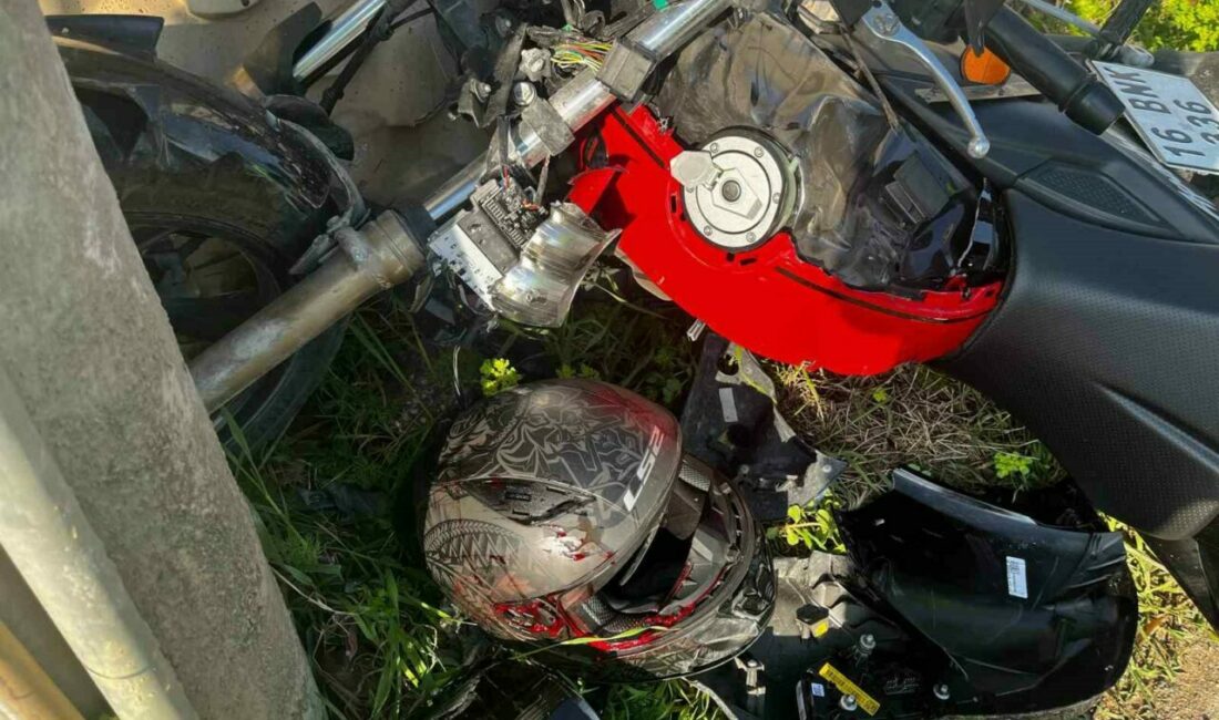 Motosikletin kontrolden çıkması ile birlikte genç sürücü duvara ve direğe çarptı Bursa’nın İnegöl ilçesinde meydana gelen kazada kontrolden çıkan motosiklet duvara