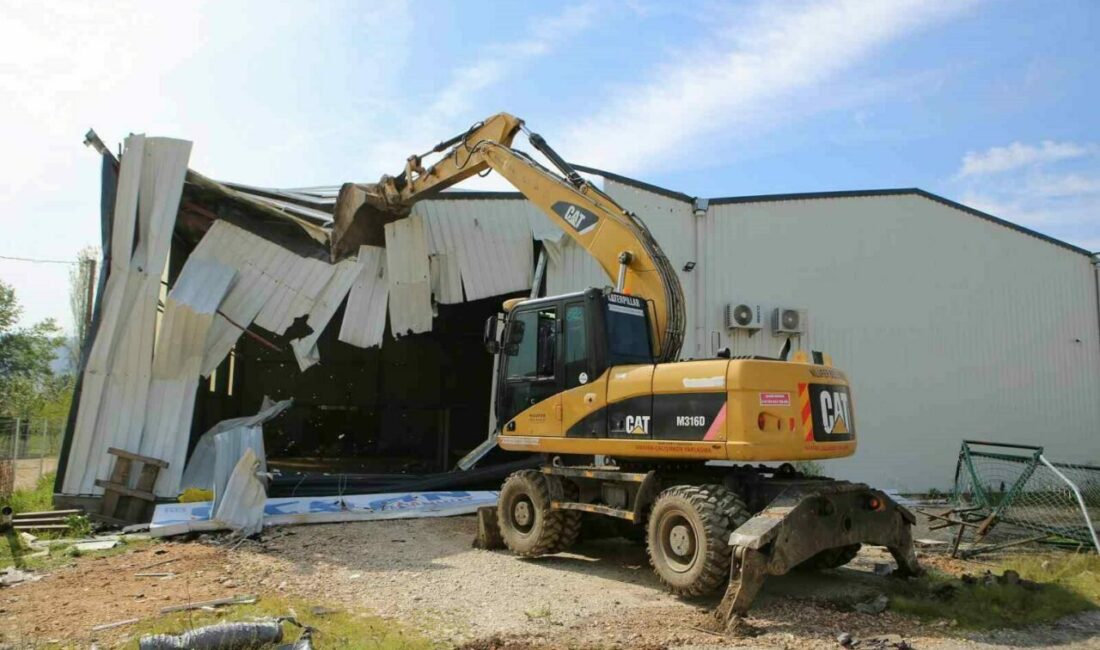 Nilüfer’de kaçak binalar yıkılıyor Nilüfer Belediyesi, tarım alanlarına inşa edilen kaçak yapıları yerle bir