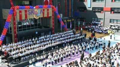 23 Nisan Ulusal Egemenlik ve Çocuk Bayramını kortej yürüyüşünün ardından
