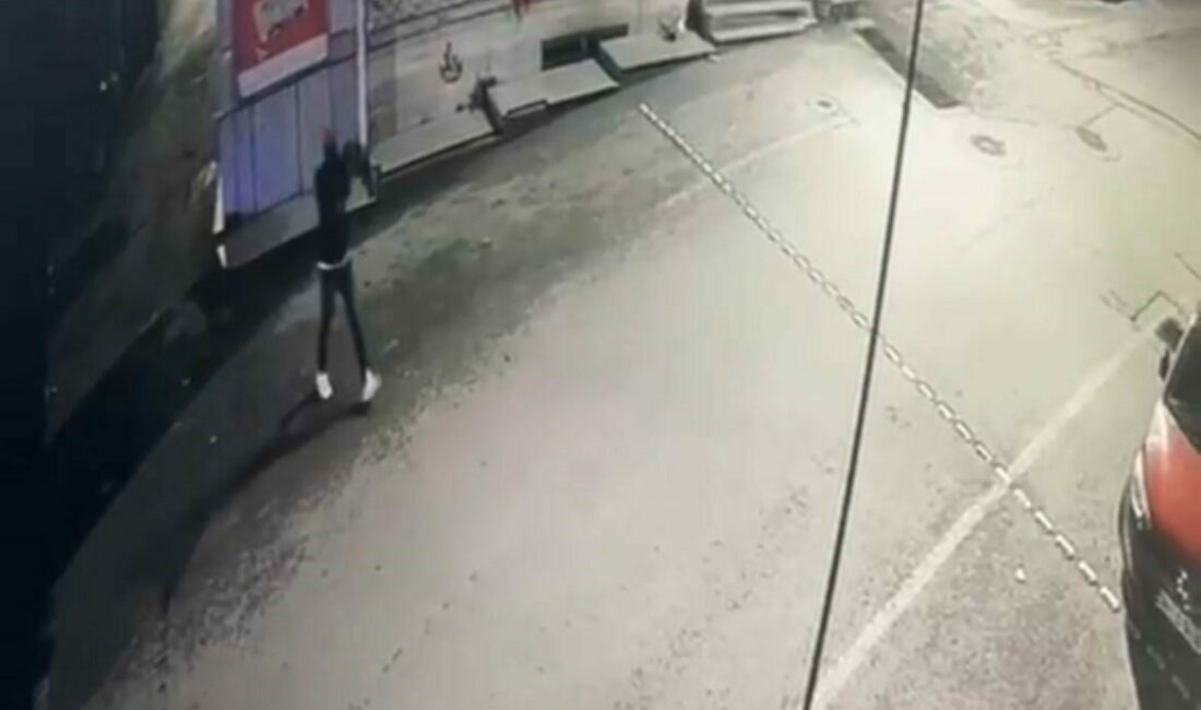 Önce etrafı kolaçan etti sonra iş yerine kurşun yağdırdı Bursa’da bir iş yerini hedef alan silahlı saldırgan, etrafı kolaçan