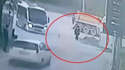 Bursa’da bir otomobil sürücüsü karşıdan gelen otobüse çarpmamak için manevra