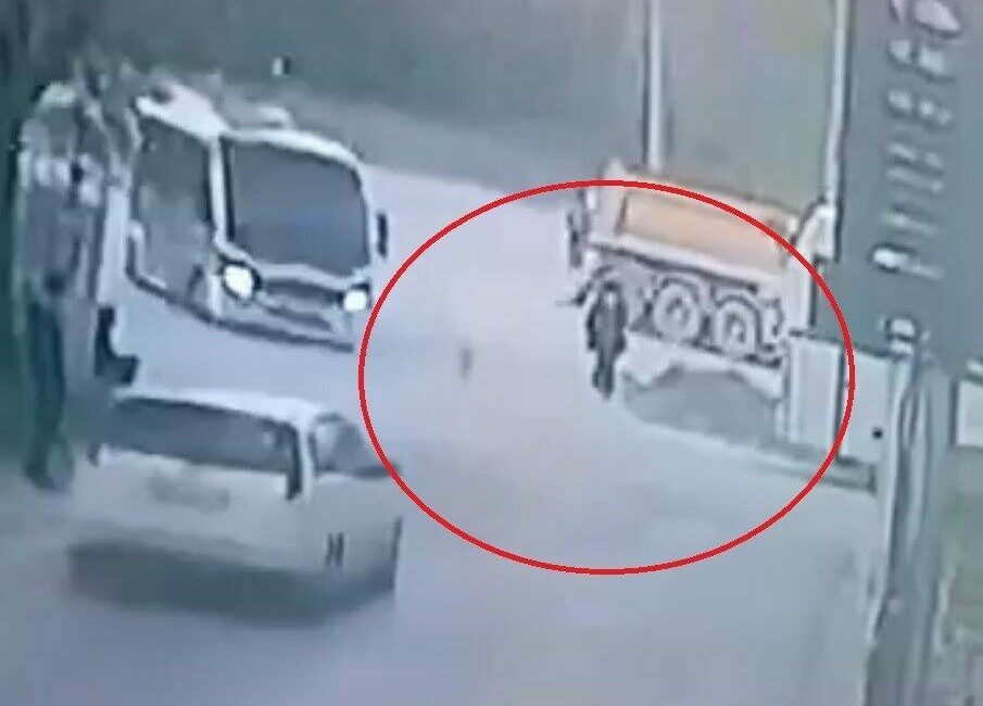 Önce yol kenarındaki kadına, sonra başka araçlara çarptı Bursa’da bir otomobil sürücüsü karşıdan gelen otobüse çarpmamak için manevra