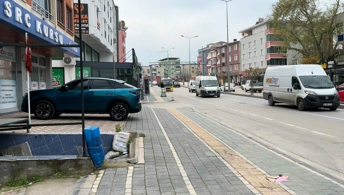 Bursa’da iddiaya göre aranan şahsı almak isteyen ekipler ile kalabalık