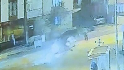 Bursa’nın İnegöl ilçesinde otomobil ile çarpışan motosiklet sürücüsü ağır yaralandı.