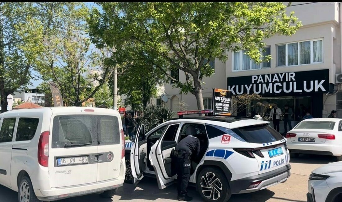 Bursa’da selam verip elinde silahla içeri giren soyguncuyu bozguna uğratan