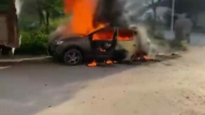 Bursa’nın Nilüfer ilçesinde park halinde duran otomobil alev alev yandı.