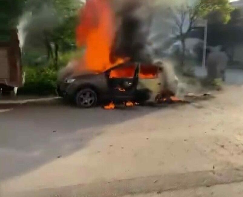 Park halindeki otomobil alev topuna döndü Bursa’nın Nilüfer ilçesinde park halinde duran otomobil alev alev yandı.