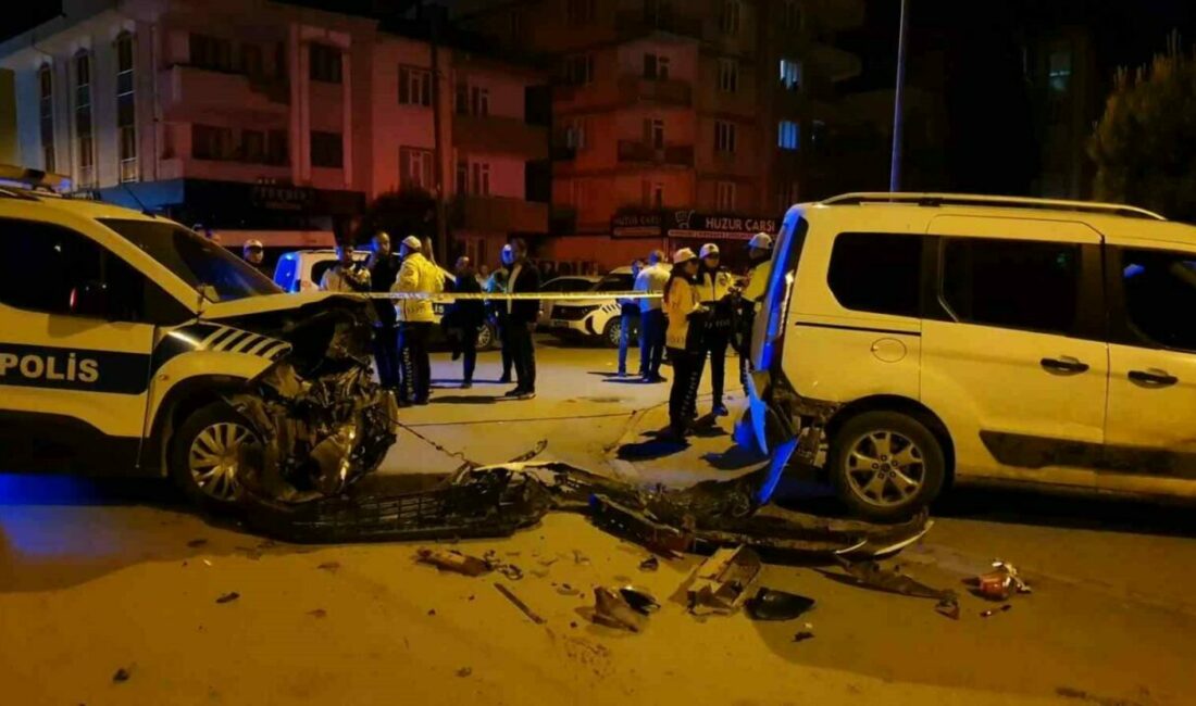 Bursa’nın İnegöl ilçesinde polis aracı ile 2 aracın karıştığı zincirleme
