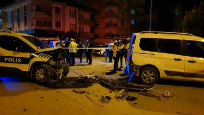 Bursa’nın İnegöl ilçesinde polis aracı ile 2 aracın karıştığı zincirleme