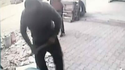 Bursa’da 2 şüpheli, sabah saatlerinde tadilata giren dükkandan hırsızlık yaptı.