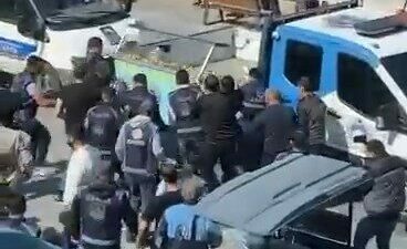Bursa’nın Mudanya ilçesi sahilinde yaya kaldırımını işgal eden seyyar satıcılara