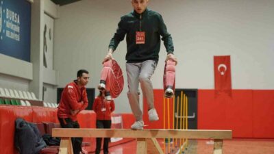 Bursa’da itfaiye eri alımı için açılan sınava giren adaylar uzman