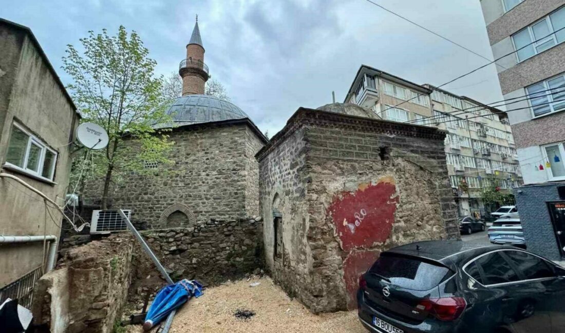 Osmangazi’nin tarihi bölgesinde yer alan Şeker Hoca Camii ve türbesi