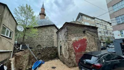 Osmangazi’nin tarihi bölgesinde yer alan Şeker Hoca Camii ve türbesi