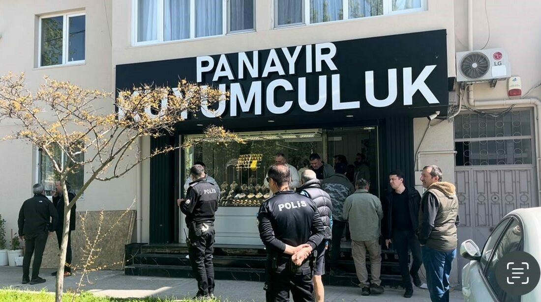 Selam verip girdiği kuyumcuyu soymak için silah çekip böyle ateş açtı Bursa’da silahlı soyguncu selam vererek girdiği kuyumcudan altınları gasp etmek