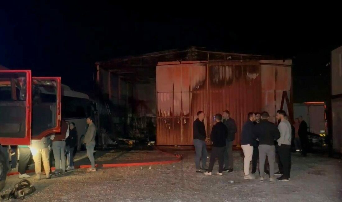 Bursa’nın Osmangazi ilçesinde park halindeki servis minibüsünde çıkan yangın, oto