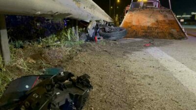 Bursa’da otobanda kamyonete çarparak savrulan motosikletin sürücüsü, bariyerlere çarparak hayatını