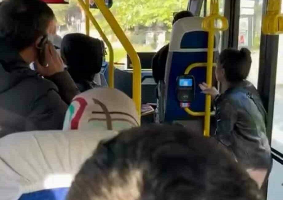 Şoförün yolcu seçmesi tartışmaya sebep oldu Bursa’da bir dolmuş şoförü, yolcu seçerek ilerlemeye başladı. Bu durum