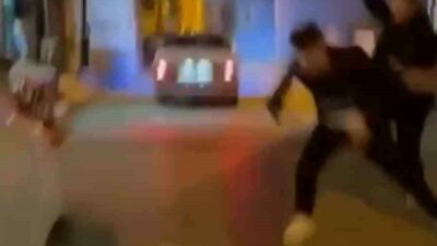 Bursa’da aralarında husumet olduğu iddia edilen 2 grup, sokak ortasında