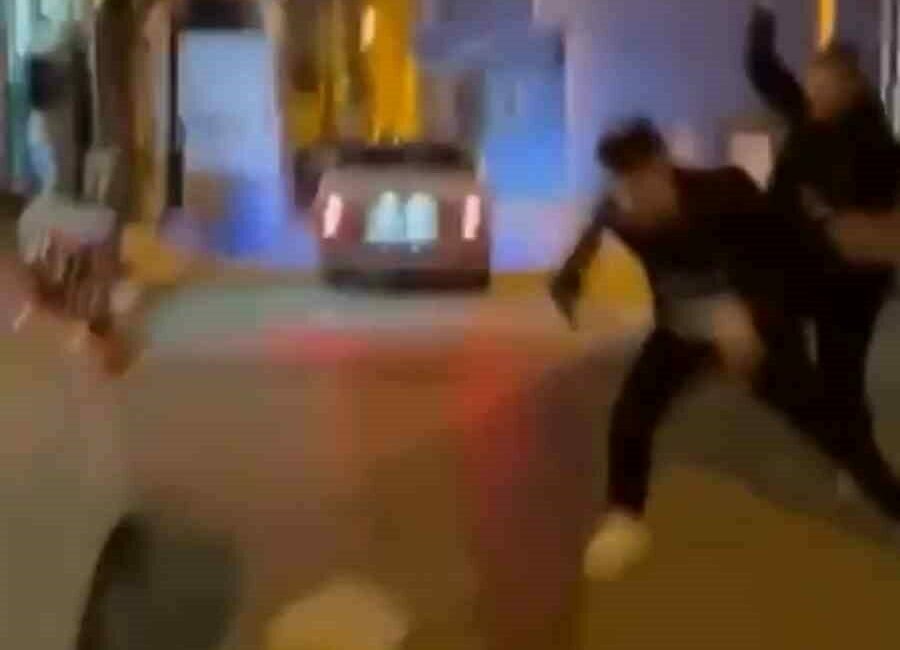 Bursa’da aralarında husumet olduğu iddia edilen 2 grup, sokak ortasında