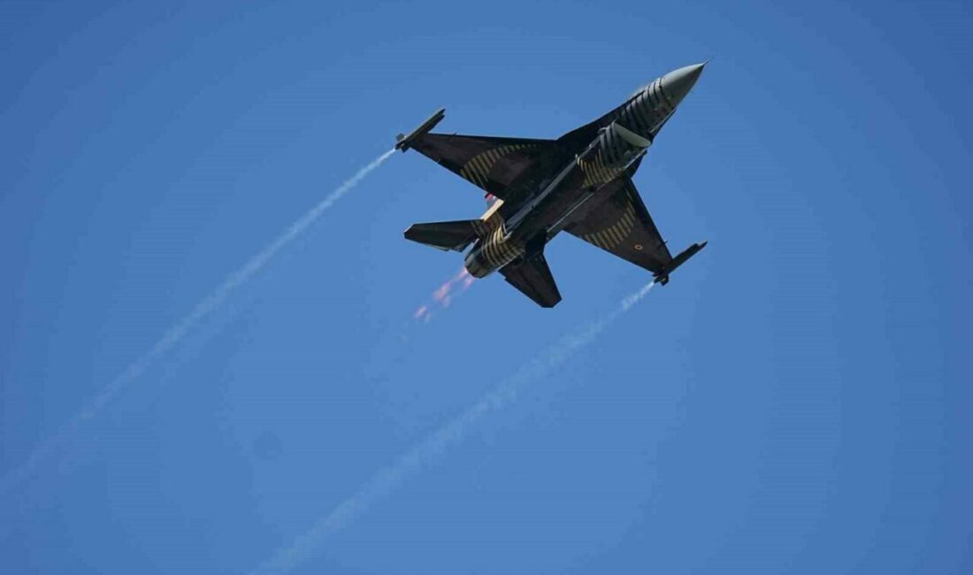 SOLOTÜRK nefes kesti Türk Hava Kuvvetleri’nin akrobasi timi SOLOTÜRK, Bursa Uludağ Üniversitesi’nin 50.