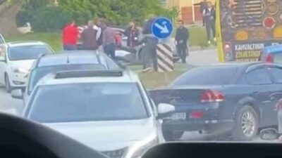 Bursa’da trafikte tartışan 2 sürücü, araçlardan inerek kavga etmeye başladı.