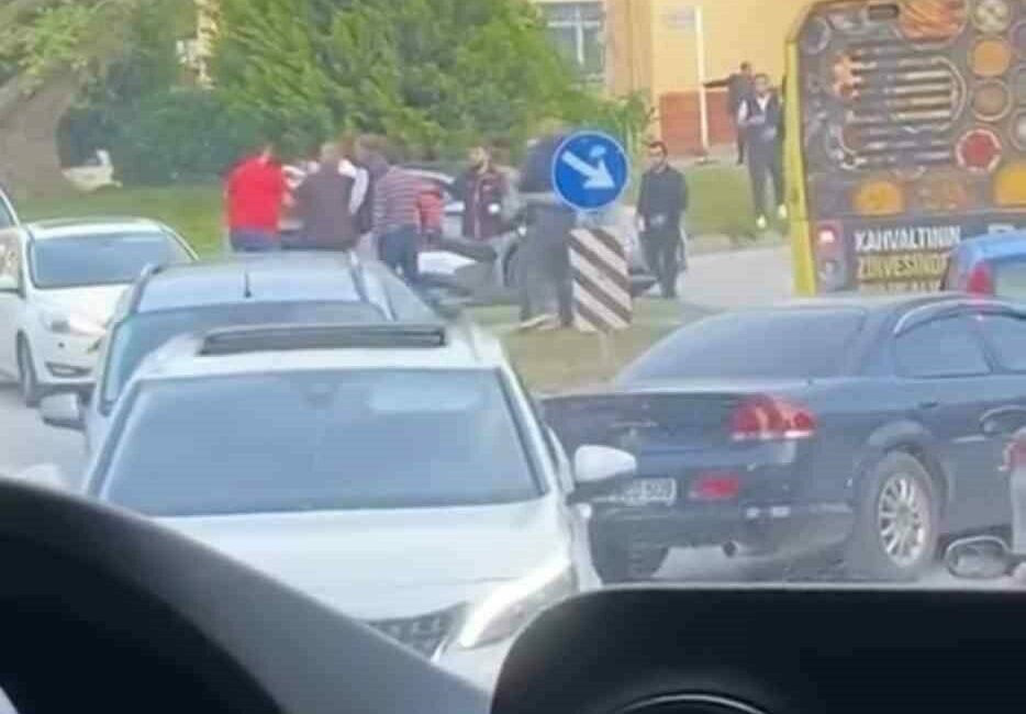 Bursa’da trafikte tartışan 2 sürücü, araçlardan inerek kavga etmeye başladı.