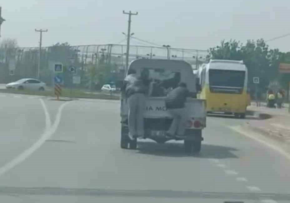 Tehlikeli yolculuk kamerada Bursa’da 2 gencin kasalı kamyonet arkasındaki tehlikeli yolculuğu kameraya yansıdı.