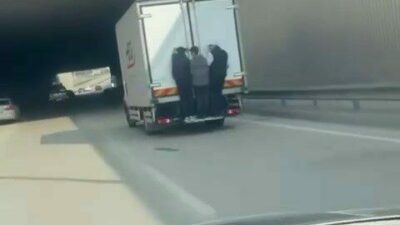 Bursa’da kamyonetin arkasına tutunarak seyahat eden 3 çocuğun tehlikeli anları,