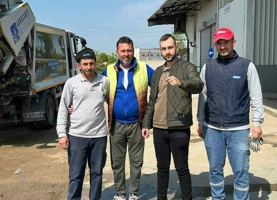 Karacabey’de yaşlı bir kadının yanlışlıkla çöpe attığı altınlar, Karacabey Belediyesi