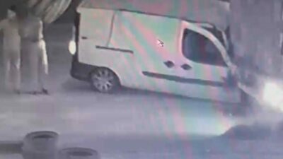 Bursa’da emniyet şeridinde bekleyen tıra, hızla gelen kamyonet arkadan çarptı.