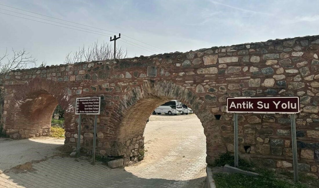 Turistler Osmanlı Dönemi’ne ait mezar taşı buldu Bursa’nın İznik ilçesinde Roma Dönemi’nden kalan Antik Su Yolu’nu ziyaret