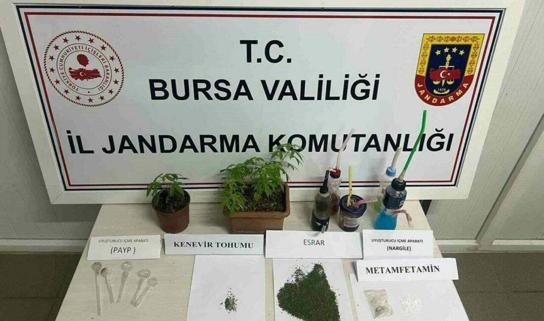 Uyuşturucu partisine jandarma baskını: 8 gözaltı Bursa’nın İnegöl ilçesinde jandarma komutanlığı ekipleri bağ evinde uyuşturucu partisi