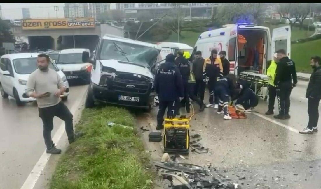 Yağmurda faciadan dönüldü…Kaza anı kamerada Bursa’nın merkez Nilüfer ilçesinde yağışlı havanın etkisiyle kontrolden çıkıp karşı