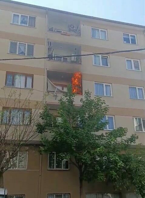 Bursa’da balkonda yanık unutulan sigara, balkonu küle çevirdi. İtfaiye ekiplerinin