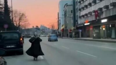 Bursa’da yolun ortasındaki otomobili görenler, gözlerine inanamadı. Olayın sebebi ise
