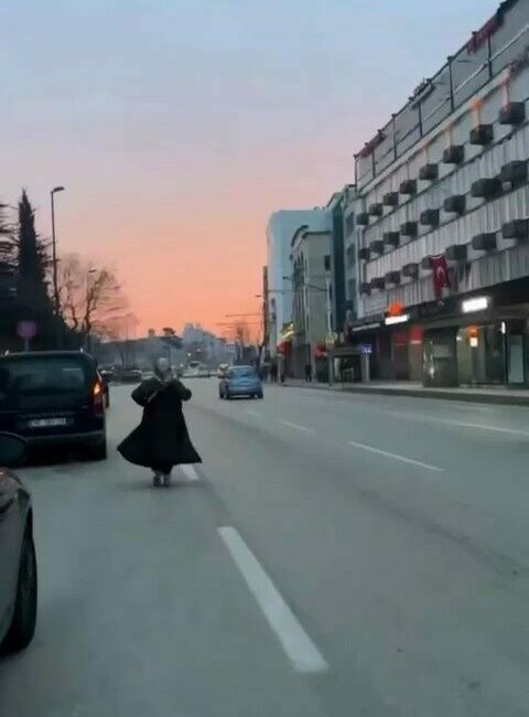 Yolun ortasında otomobili görenler şaştı kaldı Bursa’da yolun ortasındaki otomobili görenler, gözlerine inanamadı. Olayın sebebi ise