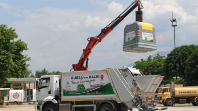 Osmangazi Belediyesi, koku, bakteri ve çöp suyu oluşumunun önüne geçerek