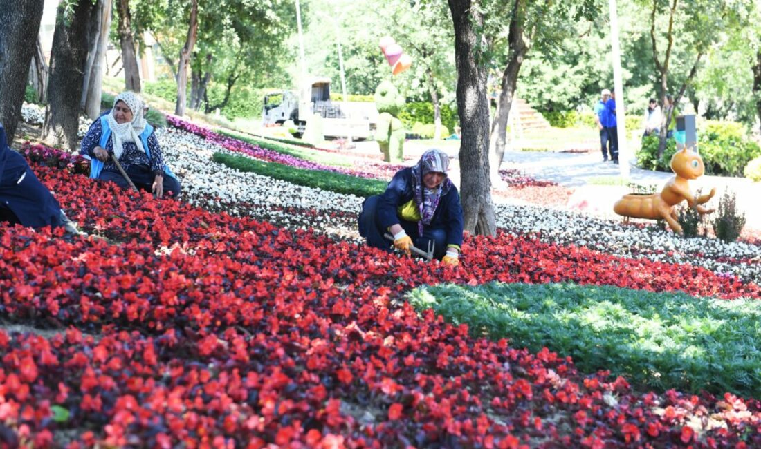 Osmangazi Belediyesi, toprakla buluşturduğu çiçeklerle ilçenin güzelliğine güzellik katıyor. Yaz