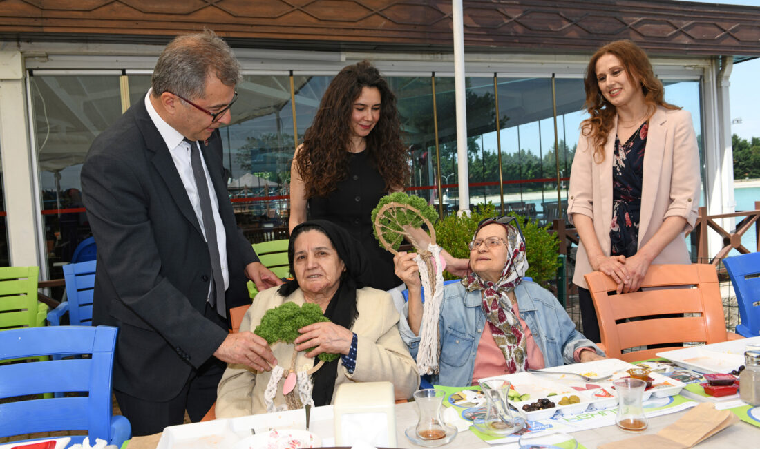 Alzheimer hastaları için Anneler Günü kutlaması Osmangazi Belediyesi, Osmangazi Bakım ve Rehabilitasyon Merkezi çatısı altında hizmet