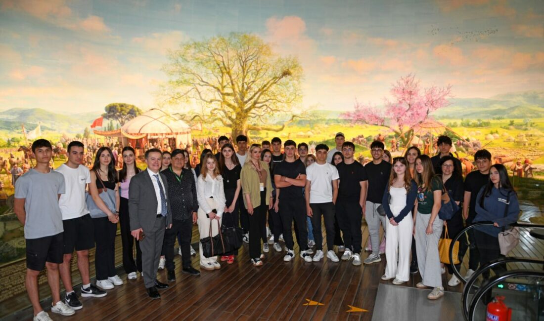 Osmangazi Belediye Başkanı Erkan Aydın, Harmancık Ortaokulu’nda robotik laboratuvar kuran