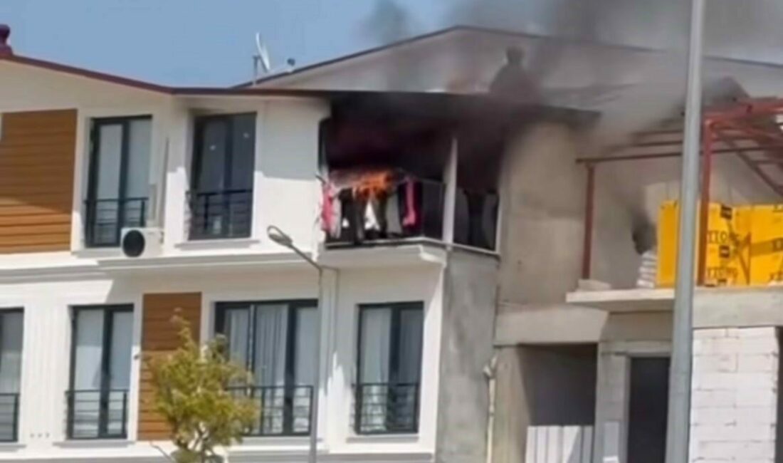 Bursa’da 3 katlı bir evin çatısında yangın çıktı. Kısa sürede