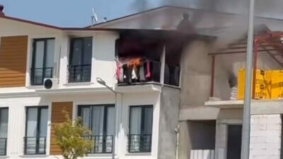 Bursa’da 3 katlı bir evin çatısında yangın çıktı. Kısa sürede