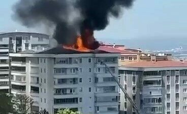 Bursa’da 6 katlı binanın çatı katı, küle döndü. İtfaiye ekiplerinin
